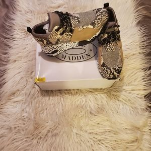 Women Steve Madden cliff hanger sneakers